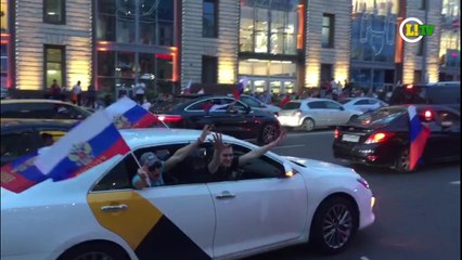 Russos enlouquecem nas ruas de Moscou para celebrar classificação às quartas