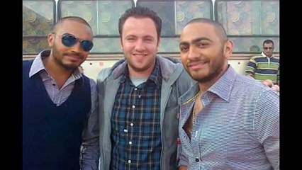 تامر حسني يصاب بصدمة قوية بعد أن التقى بشبيهه بالصدفة ....فعلاً بيخلق من الشبه أربعين