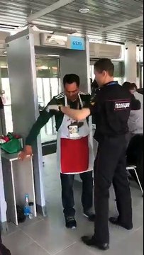 Un supporter mexicain blagueur pendant une fouille (Mondial 2018)