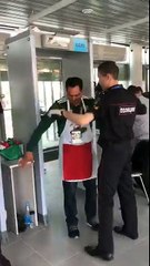 Un supporter mexicain blagueur pendant une fouille (Mondial 2018)