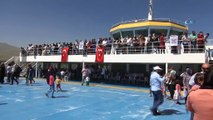 Türkiye’nin en büyük feribotuyla, Dünyanın en büyük gölü üzerinde halay çektiler