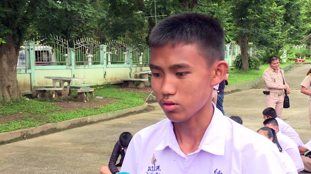 Colegas aguardam retorno de tailandeses presos em caverna