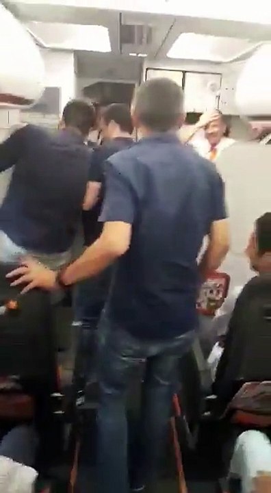 Un steward EASYJET en sang au départ de l'aérop...