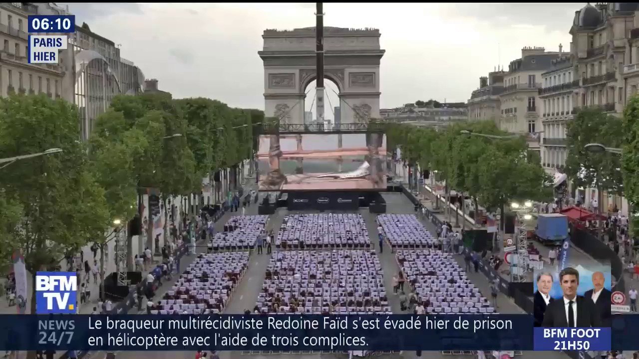 "Les Visiteurs" projeté en plein air sur les Champs-Élysées pour la fête du cinéma