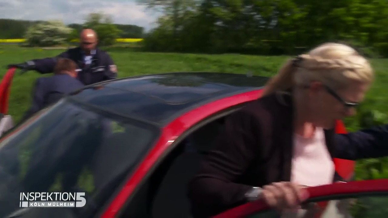 Auto rast ins Feld: Polizisten wurden fast umgefahren! | Inspektion 5 | SAT.1 TV