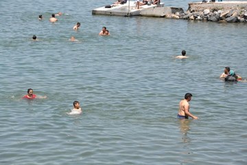 Kars'ta Termometreler 30 Dereceyi Gösterince Çıldır Gölüne Girdiler