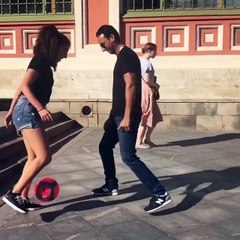 لاعبة كرة القدم بالأسلوب الحر ليزا زيموشي