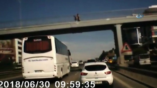 Dikkatsiz sürücü az kalsın faciaya yol açıyordu... O anlar kamerada