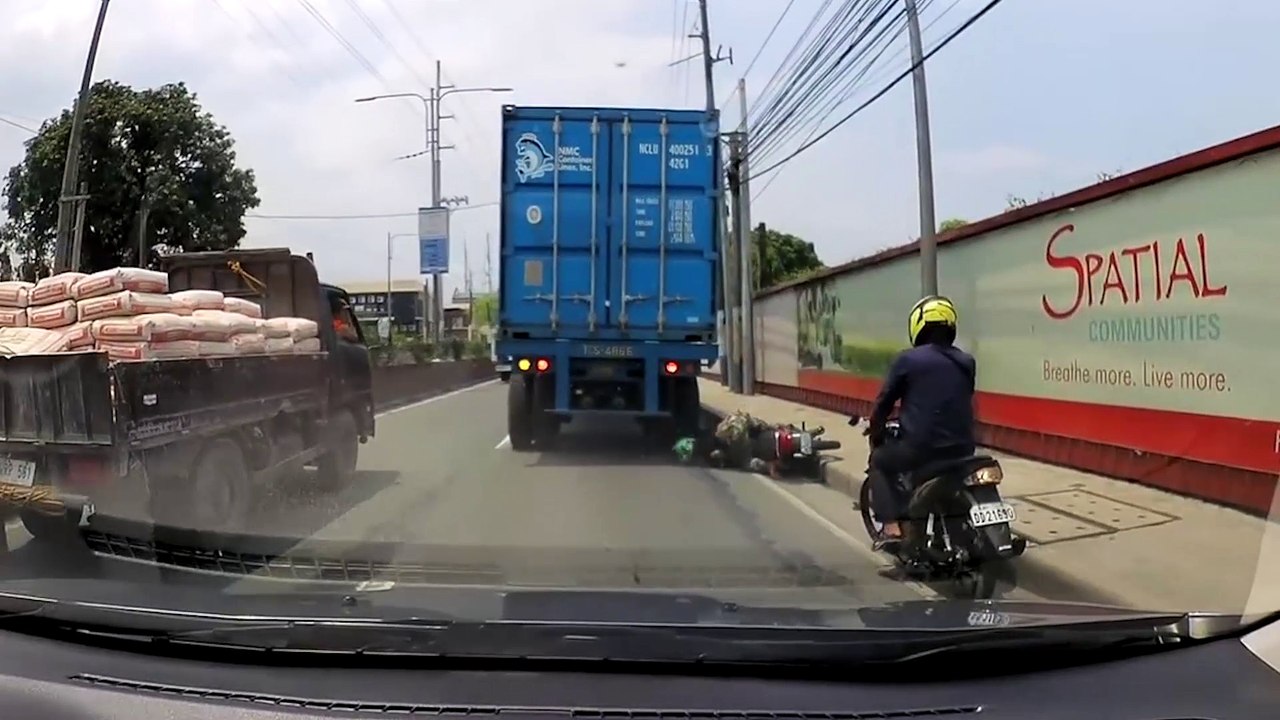 Son casque lui sauve clairement la vie