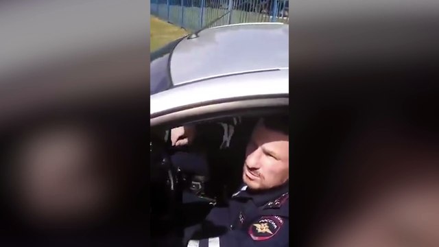 Il s'amuse à gifler un policier et tente de prendre la fuite