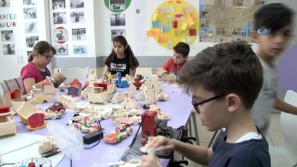 Minikler tatillerini Suriyeli yaşıtları için oyuncak yaparak geçiriyor