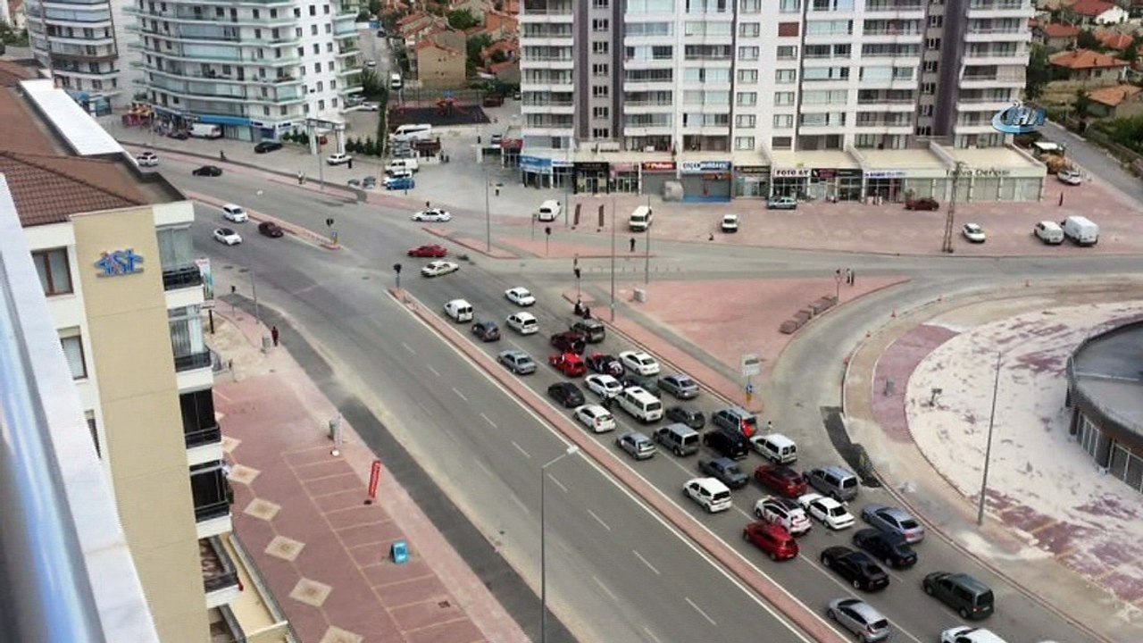Trafiği tehlikeye sokan magandalar kamerada