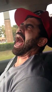 Ce papa imite les cris de sa fille en pleurs et c'est tellement drole