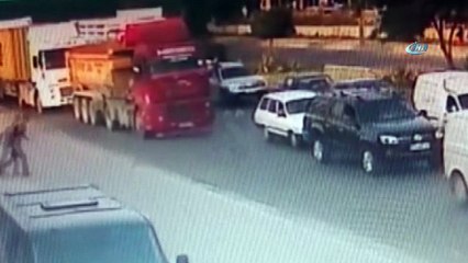 Arabanın içinde telefonla konuşurken telefonunu çaldılar... O anlar kamerada