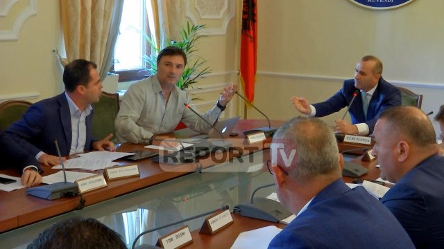 I pacipë, i pafytyrë, Balliu nxehet keq te 'Ligjet', Manja: Kujdes kur më drejton gishtin