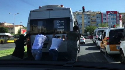 Dolmuş yolcuları taşıyacağına, yolcular dolmuşu taşıdı