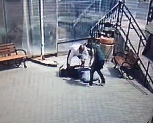 Camiye Namaza Giden Esnaf, Bankta Uygunsuz Hareketlerde Bulunan Kişiyi Dövdü