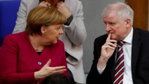 وزير الداخلية الألماني يلوح بالاستقالة بسبب سياسة ميركل تجاه المهاجرين