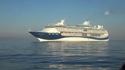 Sezonun En Büyük Kruvaziyeri Kuşadası'na Demirledi