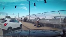 Un motard n'arrive pas à freiner et chute du haut d'un pont