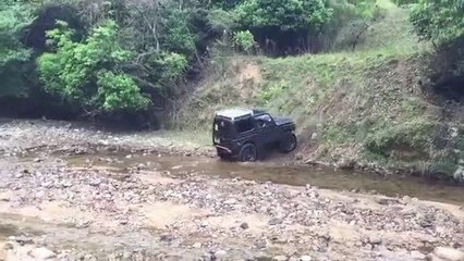 Ce 4x4 essaie de grimper une grosse pente... FAIL