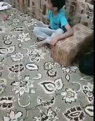 شاهد.. ردة فعل غير متوقعة من طفل سعودي حول قيادة والدته للسيارة!