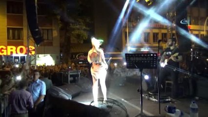 Merve Özbey Konserinde Evlenme Teklifi