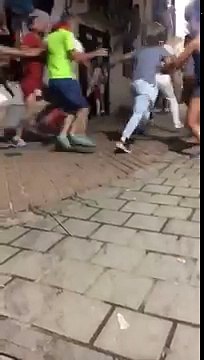 Un taureau se prend un mur pendant un lâcher dans les rues de Pampelune