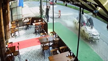 Kontrolden çıkan otomobilin iki kadına çarptığı feci kaza kamerada