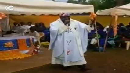 Padre queniano que viralizou na internet com sermões em forma de rap é suspenso