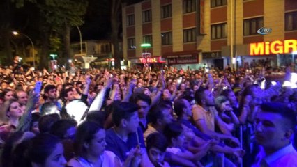 Merve Özbey konserinde evlenme teklifi