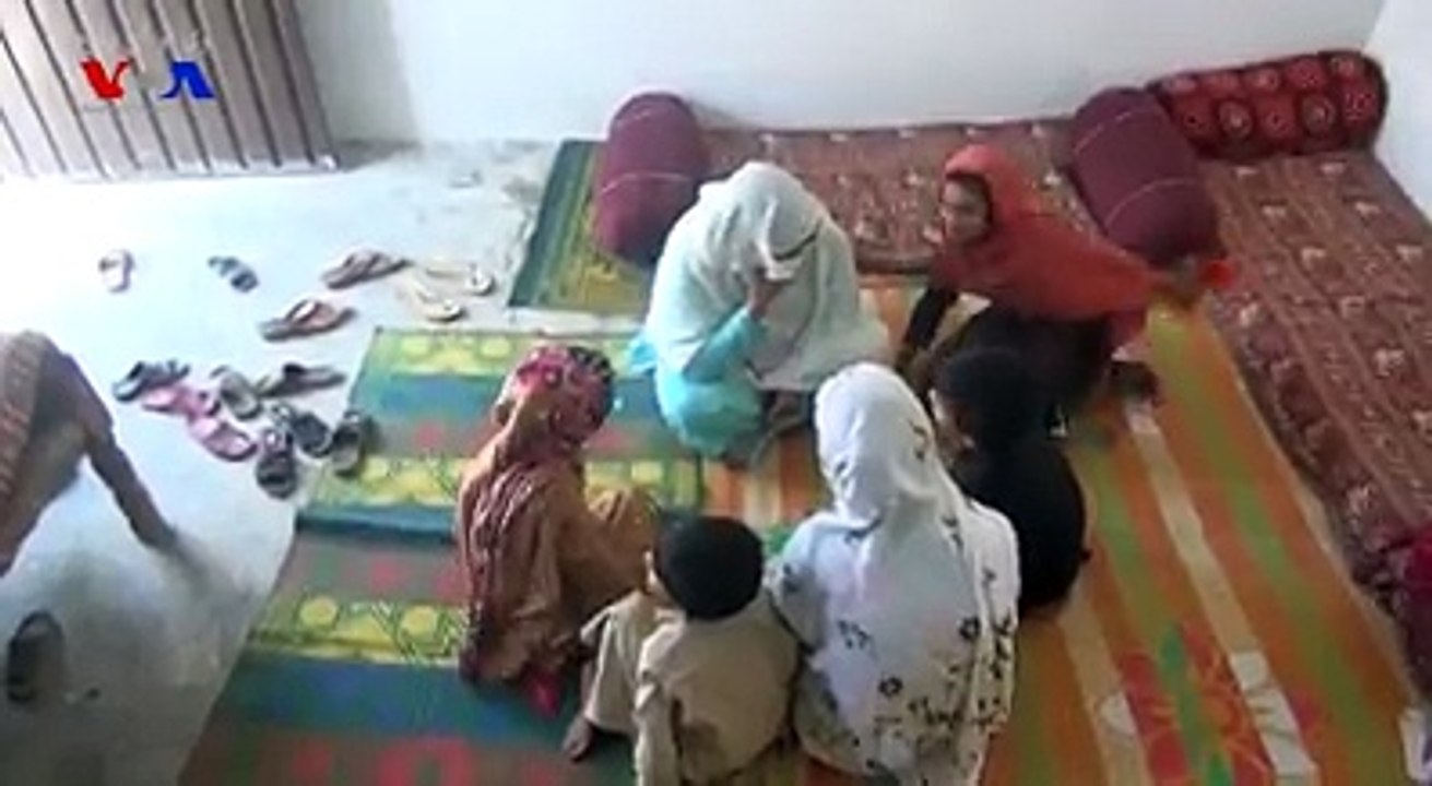 دلراز د څوارلسو کالو وه چې واده يي شوی وو، خاوند سره دولس کالو تيرولو وروستو يي د کورنۍ جهګړو او وهلو ټکلو وروستو طلاق اخستې او سره د دريو بچو ، او اوس د مور سر