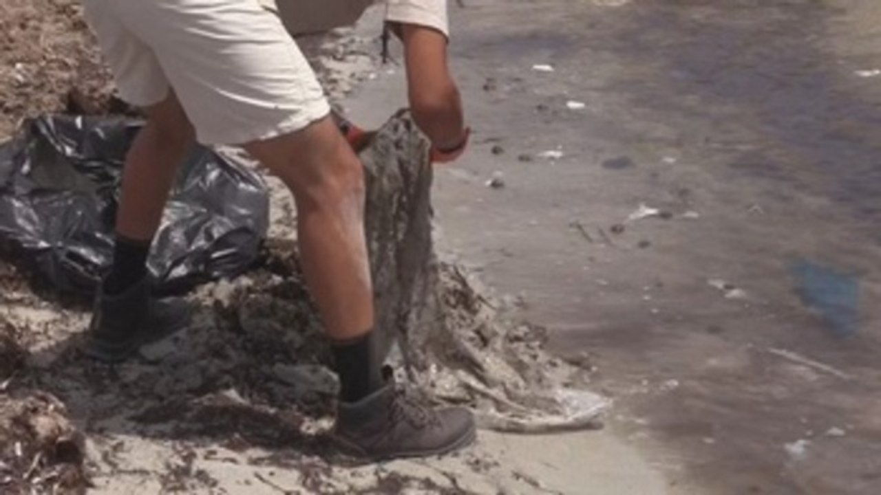 300 Kilómetros a pie para concienciar y limpiar las sucias playas del Túnez