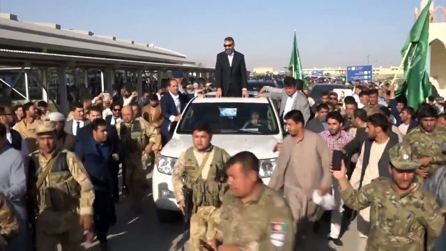 عطا محمد نور، والی پیشین بلخ که پس از کنار رفتن از موقف اش، برای یک مدت در خارج از افغانستان بود و خاموشی اختیار کرده بود، روز یکشنبه به ولایت بلخ برگشت و می گ