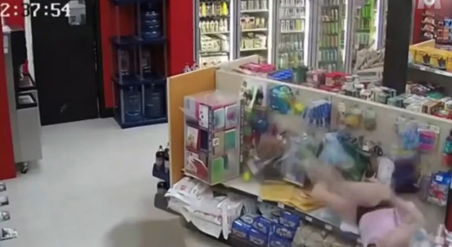 Chute par le plafond et intervention musclée : l'incroyable vidéo d'une arrestation filmée par une caméra de surveillance