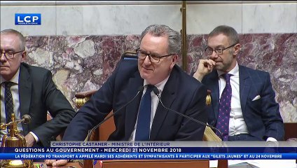 Vêtu d'un gilet jaune, Jean Lassalle provoque un incident dans l'hémicycle