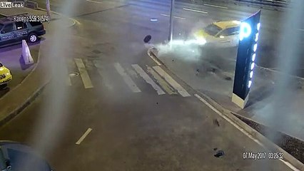 Quand ton Taxi fatigué se prend le poteau.. tout seul !