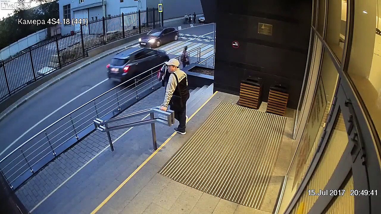 Marche arrière : il assomme une piétonne sans regarder ou il roule !