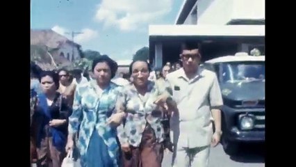 Jenazah Sukarno putra sang fajar peresiden RI pertama Bung Karno di bawa untuk di makamkan di blitar jawa timur