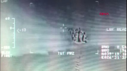 Ege Denizi'ndeki Yumurta Ada'da Mahsur Kalan Düzensiz Göçmenlerden Aralarında Kadın ve Çocukların...