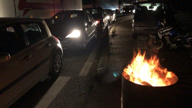 Les Gilets jaunes bloquent les ronds-points dès 5 h du matin