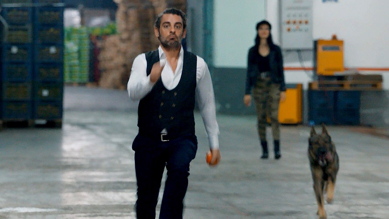 Yeni Gelin 62. Bölüm Kaan Kaçıyor Köpek Kovalıyor