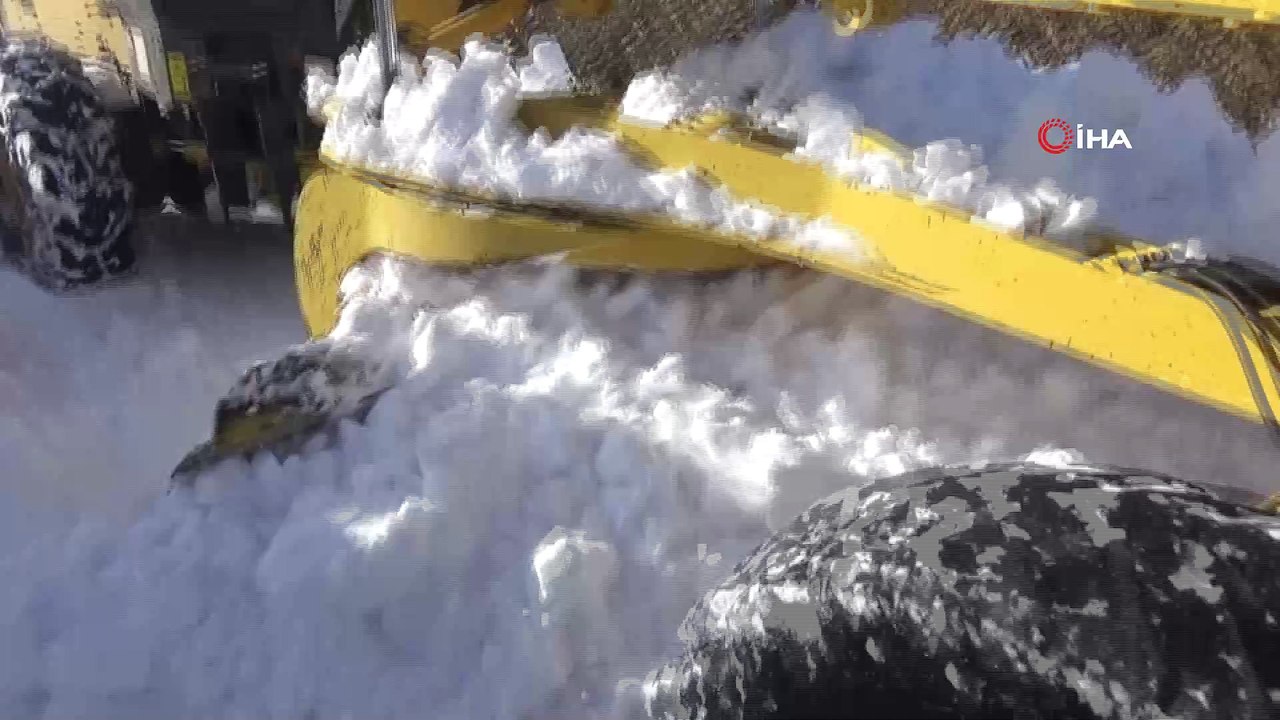 Fırtınada mahsur kalan hayvanlar 8 saatlik çalışmanın ardından kurtarıldı