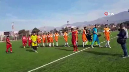 Tải video: Bölgesel Amatör Lig maçı kadın hakemlere emanet