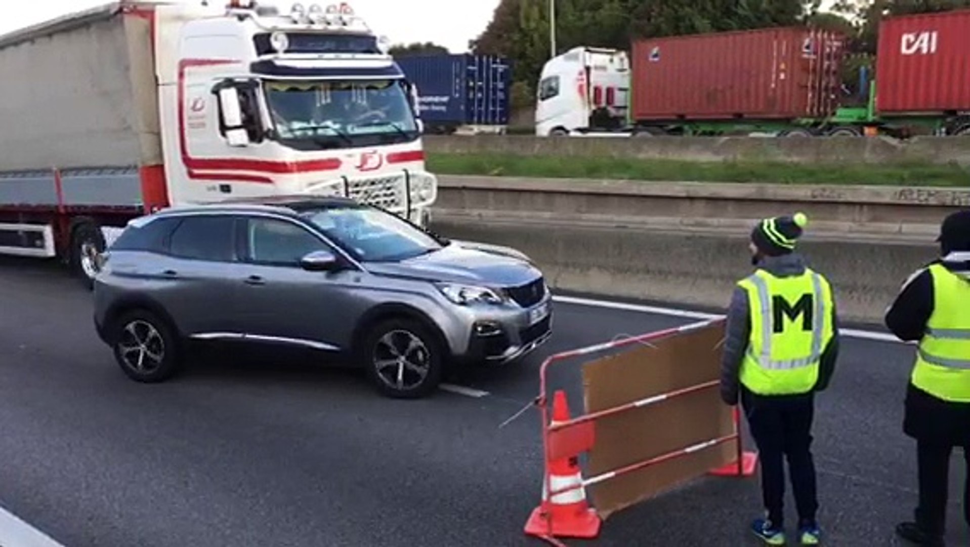 Gilets Jaunes Des Barrages Filtrants Sur La N113 Au Niveau Darles