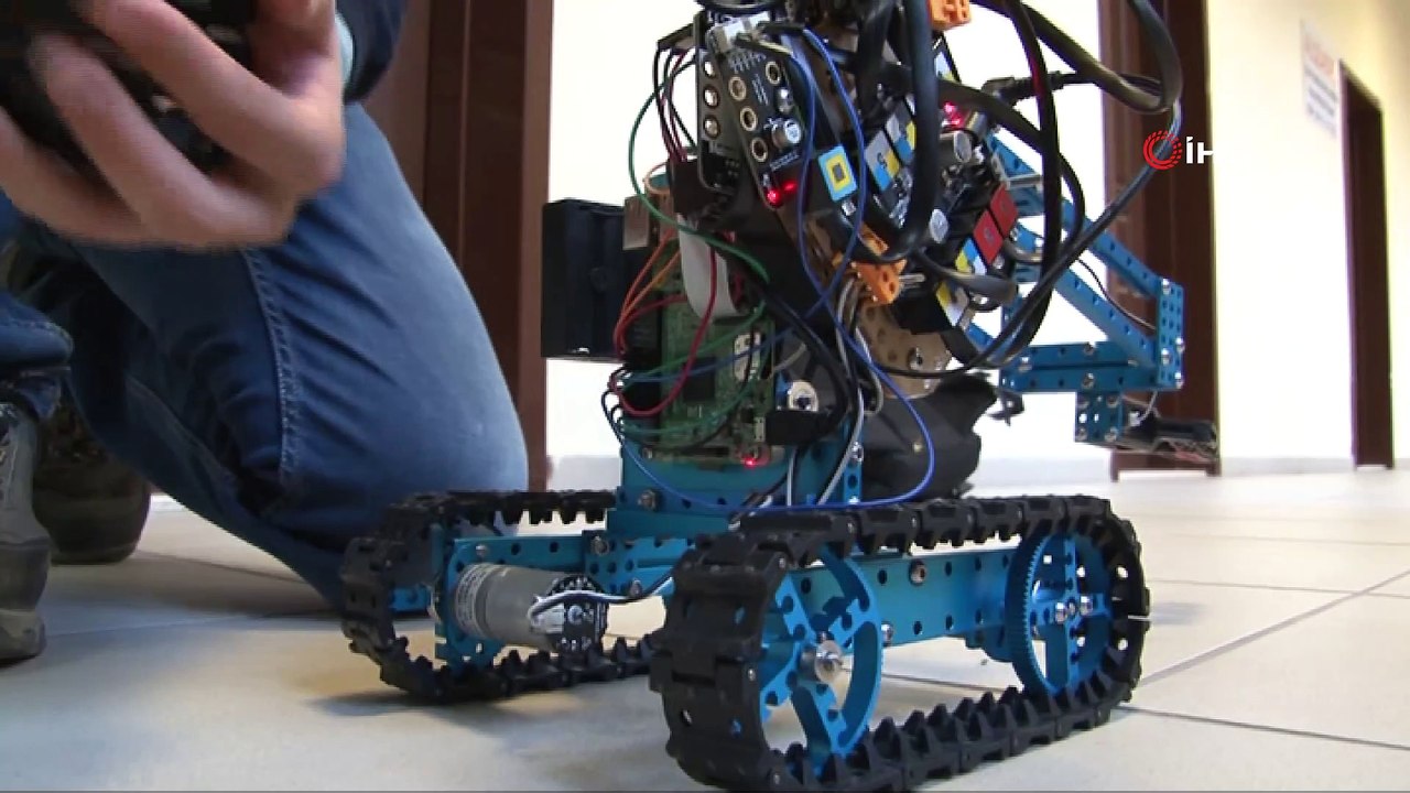 Öğrencilerden askerler için muhteşem buluş...Öğrenciler giyilebilir teknoloji ile bomba imha aracı üretti