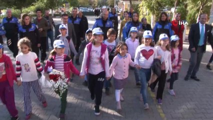 - Minik öğrenciler 817 kilometreden gelerek şehit kızına destek verdi