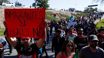 اعتراض ساکنان تیخوانا در مرز مکزیک و آمریکا به کاروان پناهجویان