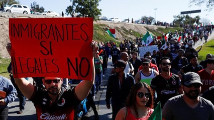 اعتراض ساکنان تیخوانا در مرز مکزیک و آمریکا به کاروان پناهجویان