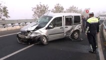 Sis Nedeniyle Araç Bariyerlere Çarptı: 2 Kişi Yaralandı